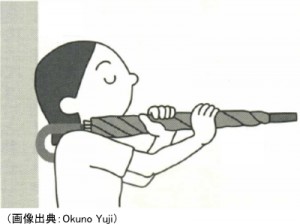 傘の柄で背中を押す人