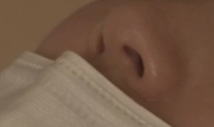 鼻を出してマスクをして寝ている男性