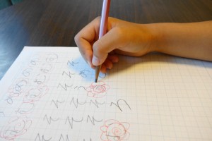 正しい鉛筆の持ち方で字を書く