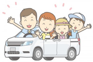 車で紅葉を見に行く家族