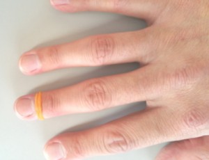 輪ゴムを用いて鉛筆の持ち方を矯正する場合の輪ゴムの位置