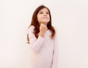 鉛筆を正しく持たなければならないという強い気持ちを持つ子供