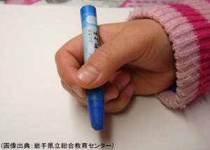 正しいクレヨンの持ち方