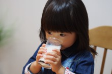 牛乳を飲む子供