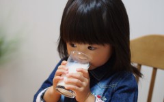 牛乳を飲む子供