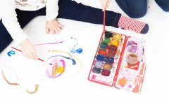 絵の具で色塗りする子供
