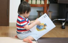 絵本を読む子供