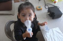 喘息の治療をする子供