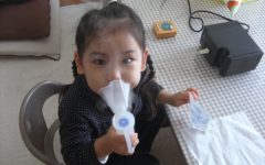 喘息の治療をする子供