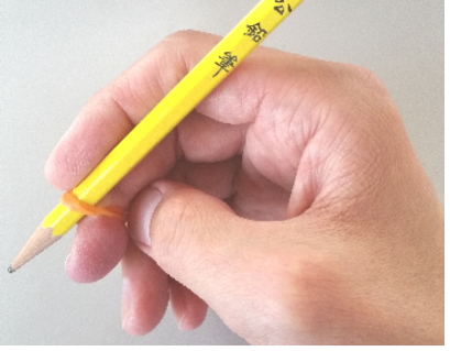 輪ゴムを用いて鉛筆の持ち方を矯正する場合の鉛筆の入れ方
