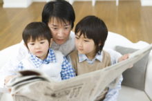新聞を読む親子