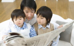 新聞を読む親子