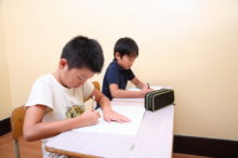 塾で勉強する小学生