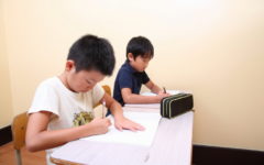 塾で勉強する小学生