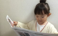 新聞を読む子供
