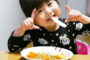 幼児食を食べる子ども