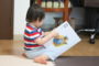 絵本を読む子供