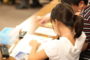 勉強に集中する子供
