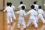 習い事として空手をする子供たち