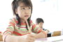中学受験塾で勉強する小学生